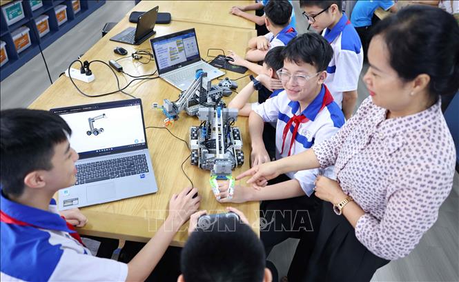 Phòng thực hành giáo dục STEM được trang bị các thiết bị tiên tiến, cho phép chuyển đổi linh hoạt từ dạy lý thuyết sang thực hành. Ảnh: Thanh Tùng - TTXVN 