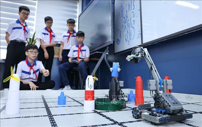 Học sinh được trải nghiệm trong một không gian khoa học đúng nghĩa, nơi mọi kiến thức trong sách giáo khoa đều có thể được “chạm vào” thông qua các bộ dụng cụ thí nghiệm, mô hình lắp ráp và thiết bị lập trình robot. Ảnh: Thanh Tùng - TTXVN