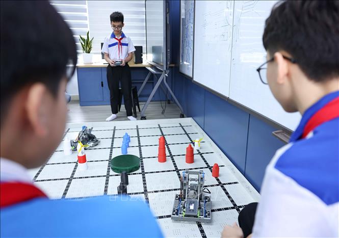 Phòng STEM sẽ là nơi giúp học sinh phát hiện thế mạnh của bản thân, đặc biệt là trong lĩnh vực khoa học - công nghệ mà trước đây các em chưa có nhiều điều kiện tiếp cận. Ảnh: Thanh Tùng - TTXVN