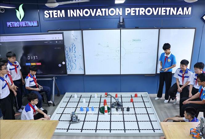 Việc xây dựng và phát triển các phòng STEM hiện đại, đạt chuẩn quốc tế, là giải pháp thiết thực để cụ thể hóa các chủ trương lớn của Đảng và Nhà nước. Ảnh: Thanh Tùng - TTXVN 