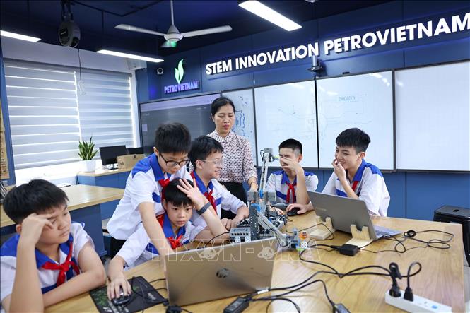 Phòng thực hành giáo dục STEM được đưa vào sử dụng tại Trường THCS Lê Quý Đôn là một công trình có giá trị thực tiễn sâu sắc đối với ngành giáo dục địa phương, giúp giáo dục Tuyên Quang từng bước hiện đại hóa, tạo ra những đột phá mới trong nâng cao chất lượng nguồn nhân lực. Ảnh: Thanh Tùng - TTXVN 