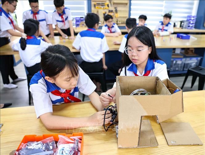 Ngành Giáo dục Tuyên Quang đang vận dụng tốt nhất các phòng thực hành giáo dục STEM với mục tiêu là biến phòng thực hành giáo dục STEM trở thành trung tâm nghiên cứu khoa học và sáng tạo kỹ thuật của học sinh. Ảnh: Thanh Tùng - TTXVN 