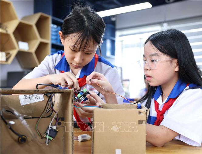 Phòng thực hành giáo dục STEM tại Trường THCS Lê Quý Đôn sau khi khánh thành và vận hành đã tạo nên không khí học tập vô cùng hứng khởi của thầy và trò. Ảnh: Thanh Tùng - TTXVN