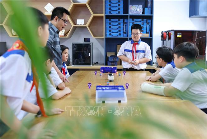 Với Phòng thực hành giáo dục STEM, học sinh được trực tiếp tham gia vào quá trình chế tạo các mô hình, lập trình, thử nghiệm và sáng tạo sản phẩm STEM, qua đó nâng cao sự chủ động, tư duy và chất lượng học tập. Ảnh: Thanh Tùng - TTXVN 
