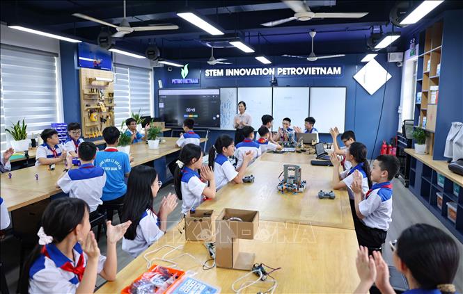 Phòng thực hành giáo dục STEM do Petrovietnam đầu tư xây dựng là một trong những phòng học hiện đại nhất được trao tặng cho các tỉnh, thành phố. Ảnh: Thanh Tùng - TTXVN