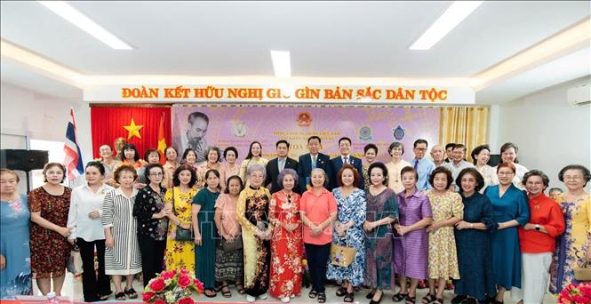 Ban tổ chức chụp ảnh lưu niệm với các đại biểu dự trực tiếp. Ảnh: TTXVN phát