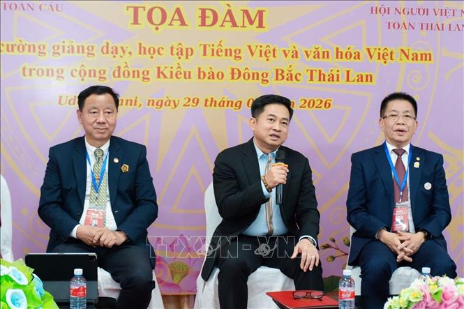 Tổng Lãnh sự Đinh Hoàng Linh (giữa) đề xuất một số phương hướng và biện pháp thúc đẩy việc giảng dạy và học tập tiếng Việt tại Đông Bắc Thái Lan. Ảnh: TTXVN phát