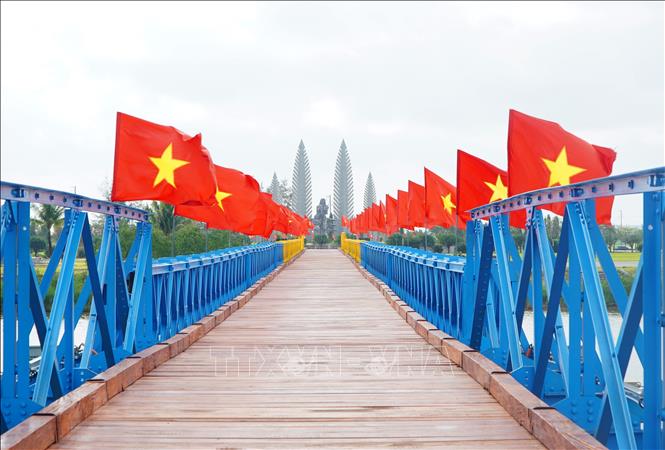 Hien Luong Bridge, painted in blue and yellow, bears witness to the pain of division while reflecting resilience and revolutionary heroism. Photo: Tuong Vi – VNA