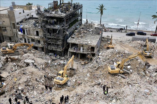 Lực lương cứu hộ tìm kiếm các nạn nhân trong đống đổ nát sau các vụ oanh tạc của Israel xuống thành phố Tyre, miền Nam Liban ngày 19/4/2026. Ảnh: THX/TTXVN