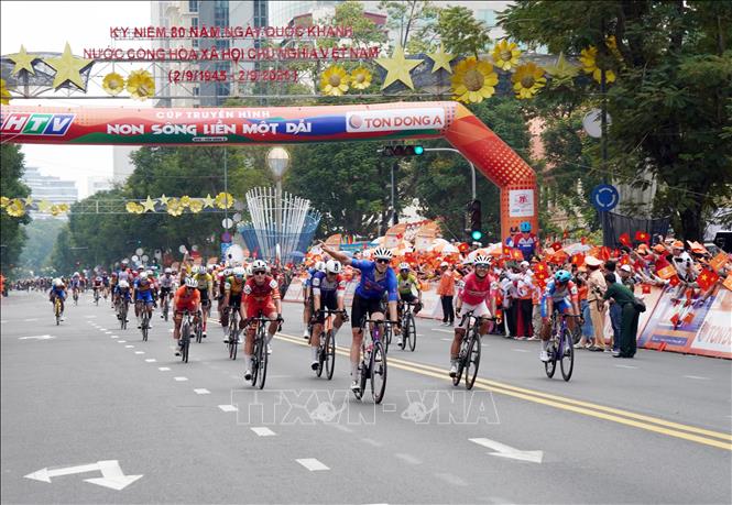 Các tay đua Giải đua xe đạp toàn quốc tranh Cup Truyền hình 2026 tiến về đích phía trước Hội trường Thống Nhất. Ảnh: Trung Tuyến - TTXVN
