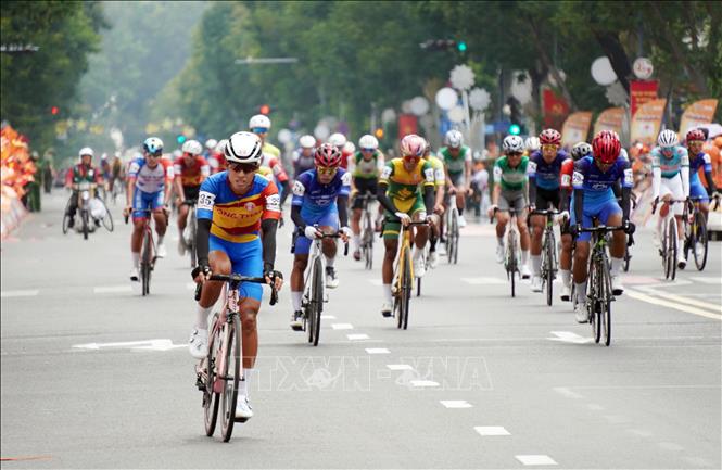 Các tay đua Giải đua xe đạp toàn quốc tranh Cup Truyền hình 2026 tiến về đích phía trước Hội trường Thống Nhất. Ảnh: Trung Tuyến - TTXVN