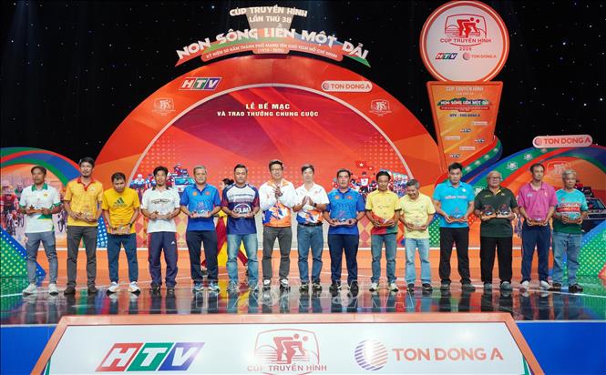Ban tổ chức trao kỷ niệm chương cho 16 đơn vị tham gia Giải đua xe đạp toàn quốc tranh Cup Truyền hình 2026. Ảnh: Trung Tuyến – TTXVN