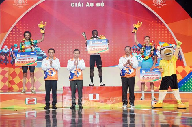 Ban tổ chức trao giải áo chấm đỏ – “Vua leo núi” cho các tay đua. Ảnh: Trung Tuyến – TTXVN