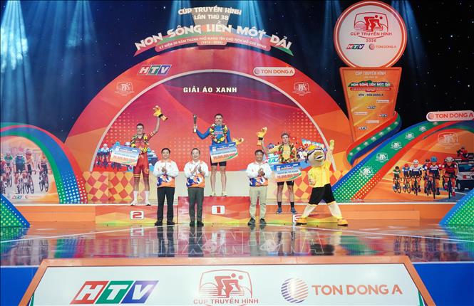 Ban tổ chức trao giải áo xanh cho các tay đua. Ảnh: Trung Tuyến – TTXVN
