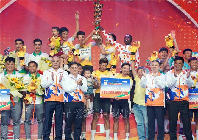 Đội TP. Hồ Chí Minh Vinama đoạt Cup Vô địch Giải đua xe đạp toàn quốc tranh Cup Truyền hình 2026. Ảnh: Trung Tuyến – TTXVN