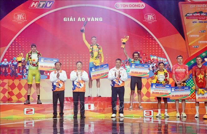 Ban tổ chức trao giải áo vàng cho các tay đua. Ảnh: Trung Tuyến – TTXVN