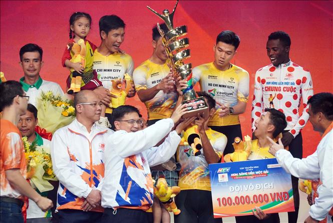 Ông Nguyễn Mạnh Cường, Phó Chủ tịch UBND TP. Hồ Chí Minh trao Cup Vô địch cho đội TP. Hồ Chí Minh Vinama. Ảnh: Trung Tuyến – TTXVN