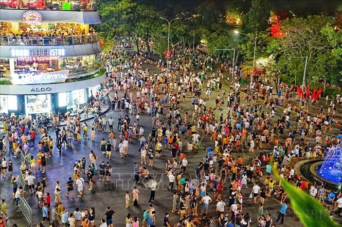 Phố đi bộ hồ Hoàn Kiếm (Hà Nội) thu hút một lượng lớn người dân và du khách đến thăm quan và lưu trú dip nghỉ lễ Quốc khánh 2/9 (2023). Ảnh: Khánh Hoà - TTXVN