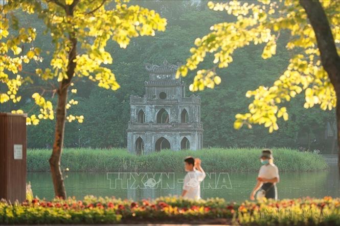 Mùa thu Hà Nội - thời gian đẹp nhất trong năm mà người Hà Nội ai cũng muốn tận hưởng cảnh sắc của chiều hoàng hôn. Ảnh: TTXVN