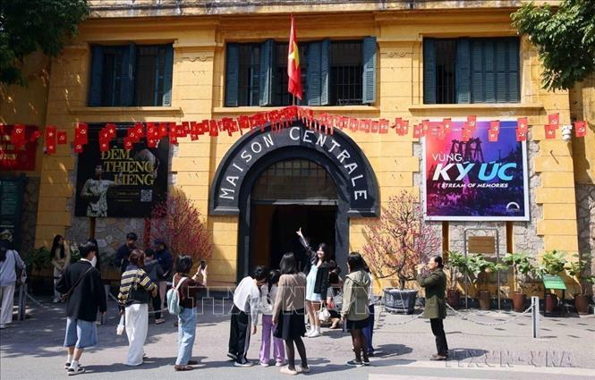 Các điểm di tích lịch sử của Hà Nội đón các bạn trẻ tìm đến tham quan, tìm hiểu trong đợt nghỉ Tết. Ảnh: Phạm Kiên - TTXVN