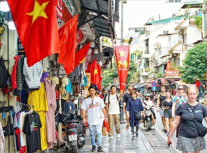 Đông đảo du khách nước ngoài đến Hà Nội trong dịp nghỉ lễ Quốc khánh 2/9 (2023). Ảnh: Khánh Hoà - TTXVN