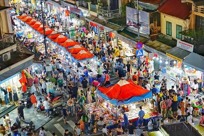 Chợ đêm Đồng Xuân, một địa điểm du khách không thể bỏ qua khi đến với Thủ đô. Ảnh: Khánh Hoà - TTXVN