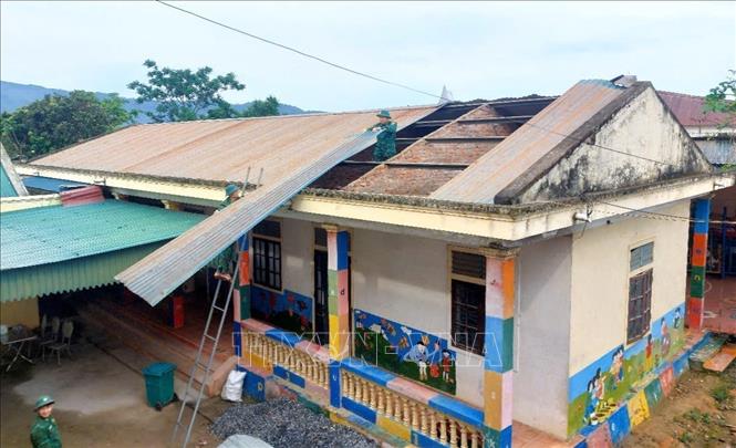 Mưa lớn kèm dông lốc mạnh vào chiều ngày 28/4/2026 đã tốc mái tôn với diện tích 36 m² dãy ký túc xá của giáo viên tại Trường Mầm non Keng Đu (xã Keng Đu, tỉnh Nghệ An). Ảnh: TTXVN phát 
