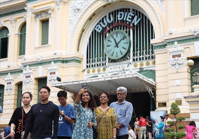 Bưu điện Trung tâm Thành phố Hồ Chí Minh luôn thu hút khách du lịch trong nước và quốc tế. Ảnh: Hồng Đạt - TTXVN