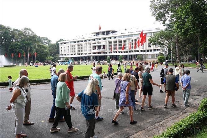 Khách quốc tế tham quan Dinh Độc Lập (TP. Hồ Chí Minh). Ảnh: Hồng Đạt - TTXVN