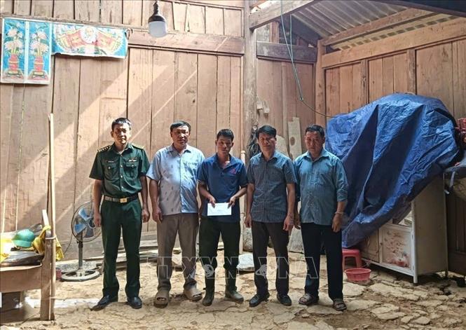 Đồn Biên phòng Tam Hợp (Bộ đội Biên phòng Nghệ An) và đại diện chính quyền địa phương trao tặng quà hỗ trợ hộ gia đình trên địa bàn bị ảnh hưởng của dông lốc. Ảnh: TTXVN phát