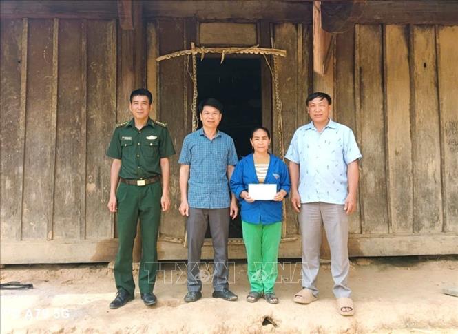 Đồn Biên phòng Tam Hợp (Bộ đội Biên phòng Nghệ An) và đại diện chính quyền địa phương trao tặng quà hỗ trợ hộ gia đình trên địa bàn bị ảnh hưởng của dông lốc. Ảnh: TTXVN phát