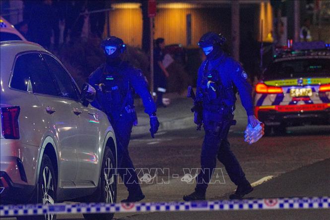 Cảnh sát đặc nhiệm Australia tuần tra tại hiện trường vụ xả súng ở thành phố Sydney ngày 14/12/2025. Ảnh: Anadolu Agency/TTXVN