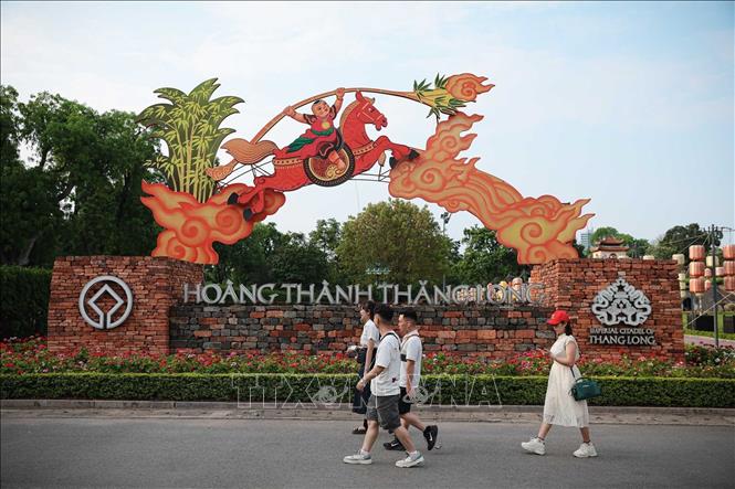 Hoàng thành Thăng Long, điểm đến lịch sử thu hút đông khách dịp nghỉ lễ. Ảnh: Phạm Tuấn Anh - TTXVN