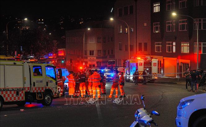 Lực lượng ứng phó khẩn cấp bang New South Wales làm nhiệm vụ tại hiện trường vụ xả súng ở thành phố Sydney, Australia ngày 14/12/2025. Ảnh: Anadolu Agency/TTXVN