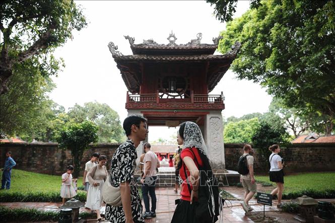 Không gian xanh trong Khu di tích quốc gia đặc biệt Văn Miếu - Quốc Tử Giám tạo điểm dừng chân cho du khách tham quan, chụp ảnh. Ảnh: Phạm Tuấn Anh - TTXVN