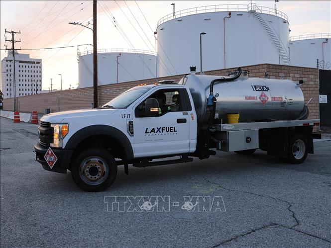 Xe bồn chở xăng tại sân bay quốc tế Los Angeles, bang California, Mỹ ngày 24/4/2026. Ảnh: THX/TTXVN  