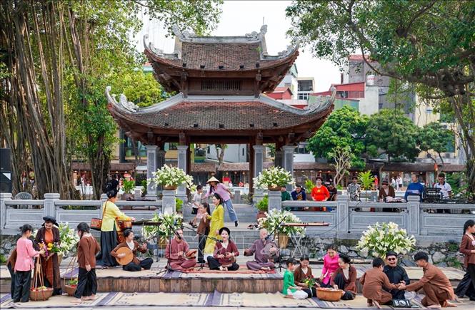 Các nghệ sĩ biểu diễn bài xẩm 