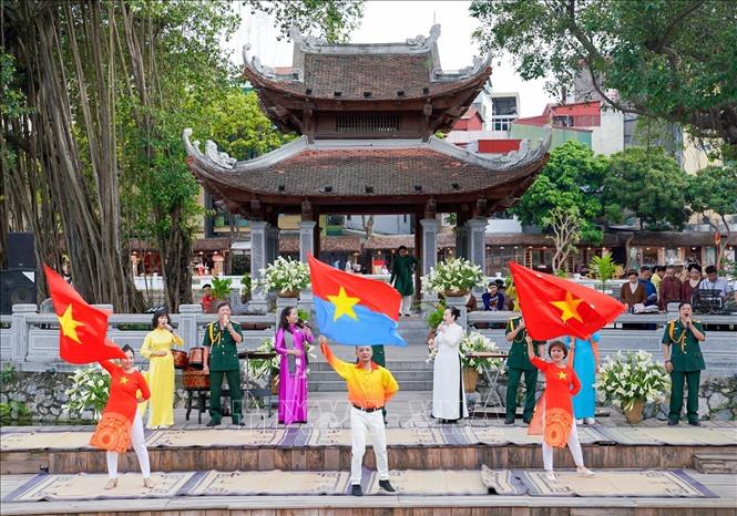 Các nghệ sĩ biểu diễn ca khúc 