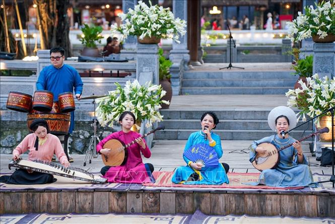 Các nghệ sĩ biểu diễn tại chương trình. Ảnh: Khánh Hoà - TTXVN