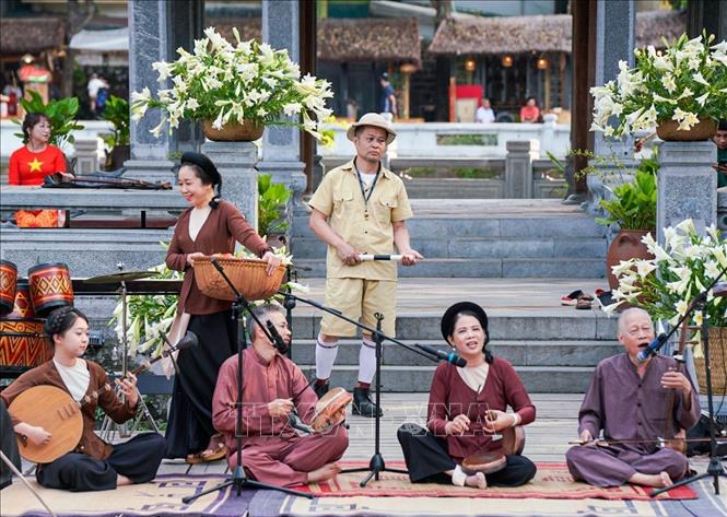 Các nghệ sĩ biểu diễn bài xẩm 