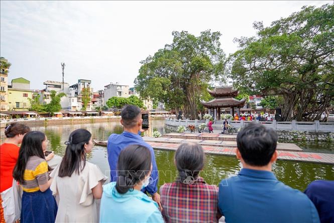 Chương trình nhận được sự quan tâm của đông đảo người dân và du khách. Ảnh: Khánh Hoà - TTXVN