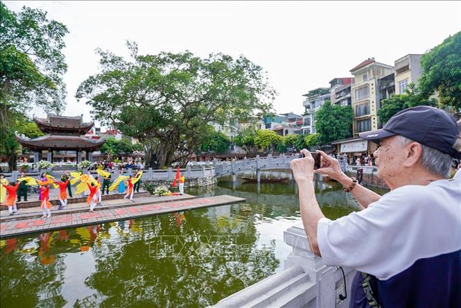 Chương trình nhận được sự quan tâm của đông đảo người dân. Ảnh: Khánh Hoà - TTXVN