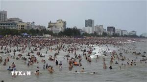 Biển Sầm Sơn, Hải Tiến thu hút đông đảo du khách đầu kỳ nghỉ lễ