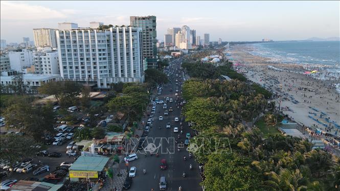 Từ thực tiễn ngày đầu nghỉ lễ, phường Vũng Tàu đã rút ra bài học kinh nghiệm quan trọng trong việc phân luồng giao thông từ xa để tránh tình trạng ùn tắc cục bộ. Ảnh: Huỳnh Sơn - TTXVN