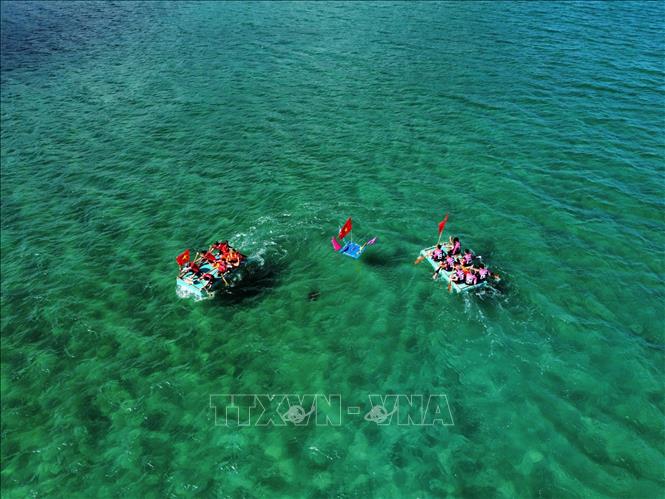 Các đội đua tranh tài trên Vịnh Côn Sơn, đặc khu Côn Đảo, TP.Hồ Chí Minh. Ảnh: TTXVN phát
