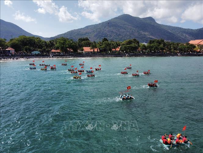 Các đội tranh tài trên vịnh Côn Sơn với cự ly 2.000m đối với nam và 1.200m đối với nữ. Mỗi chiếc bè được các thành viên tự kết từ tre, nứa và xốp, thể hiện sự khéo léo cùng tinh thần đoàn kết cao độ. Ảnh: TTXVN phát