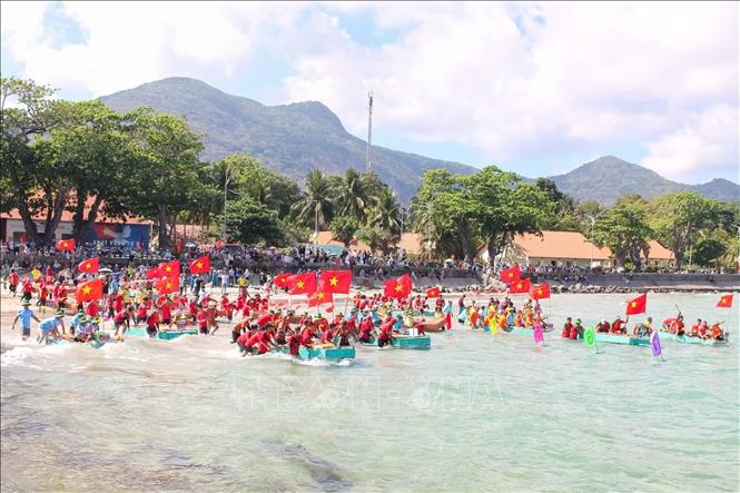 Hội thi năm nay có sự tham gia của 22 đội bè với hơn 150 vận động viên, trong đó có 6 đội nữ và một đội khách mời đến từ xã Sông Đốc, tỉnh Cà Mau. Ảnh: TTXVN phát
