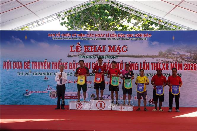 Lãnh đạo Đặc khu Côn Đảo trao thưởng cho các đội bè nam đạt thành tích cao tại hội thi. Ảnh: TTXVN phát