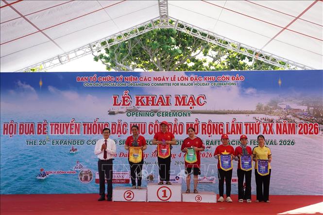 Lãnh đạo Đặc khu Côn Đảo trao thưởng cho các đội bè nam đạt thành tích cao tại hội thi. Ảnh: TTXVN phát