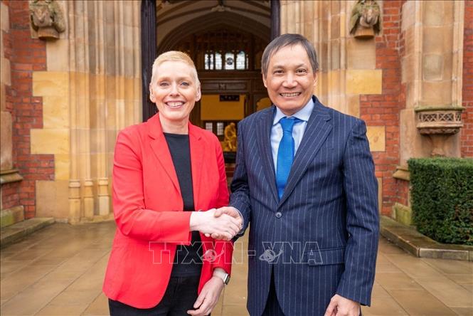 Đại sứ Đỗ Minh Hùng và GS. Margaret Topping, Phó Hiệu trưởng phụ trách Hợp tác quốc tế của Queen’s University. Ảnh: TTXVN phát